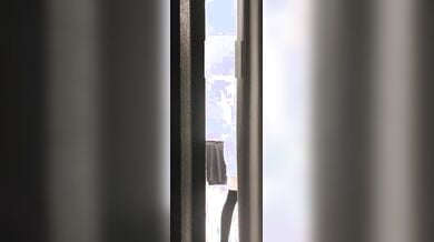 隔壁鄰居年輕金髮美女不知道為什麼對著窗把裙子掀起來給我免費看她粉紅色小內褲