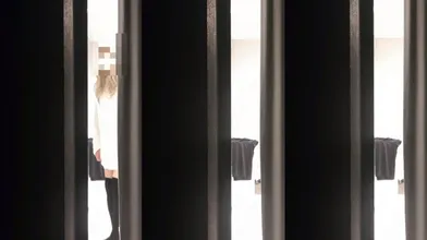 隣の若い金髪美女がなぜか窓に向かってスカートをめくり、ピンクのパンツを見せてくれた