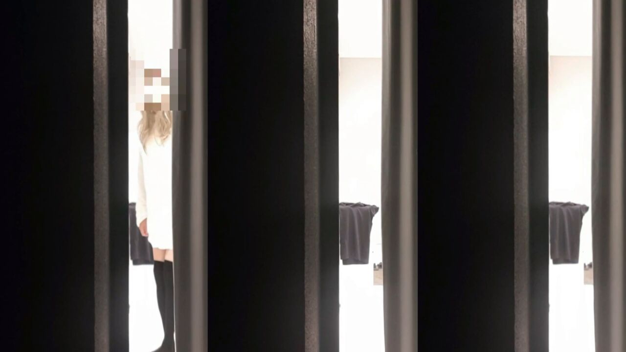 隣の若い金髪美女がなぜか窓に向かってスカートをめくり、ピンクのパンツを見せてくれた