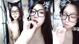 八字奶眼鏡妹浴室自拍
