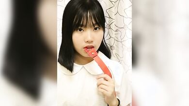 有點嬰兒肥的女生私拍不慎流出，沒想到小嫩B已經被開發過了