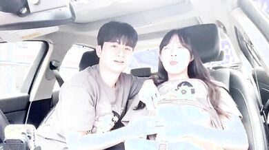 情侶在車内唱歌舔奶，女生可愛，表情驚訝