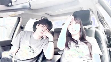 情侶在車内唱歌舔奶，女生可愛，表情驚訝