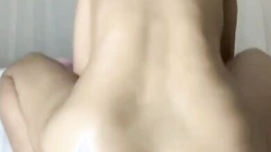 偽物のペニスでオナニーして潮吹き絶頂