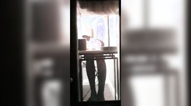 偷拍大學女宿舍女學生在窗簾半開情況下脫裙子內褲沒想到下面毛這麼多