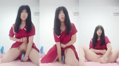 妹子床上騎瓶子自慰