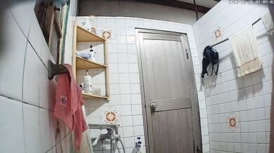 偷拍母豬親姐姐洗澡