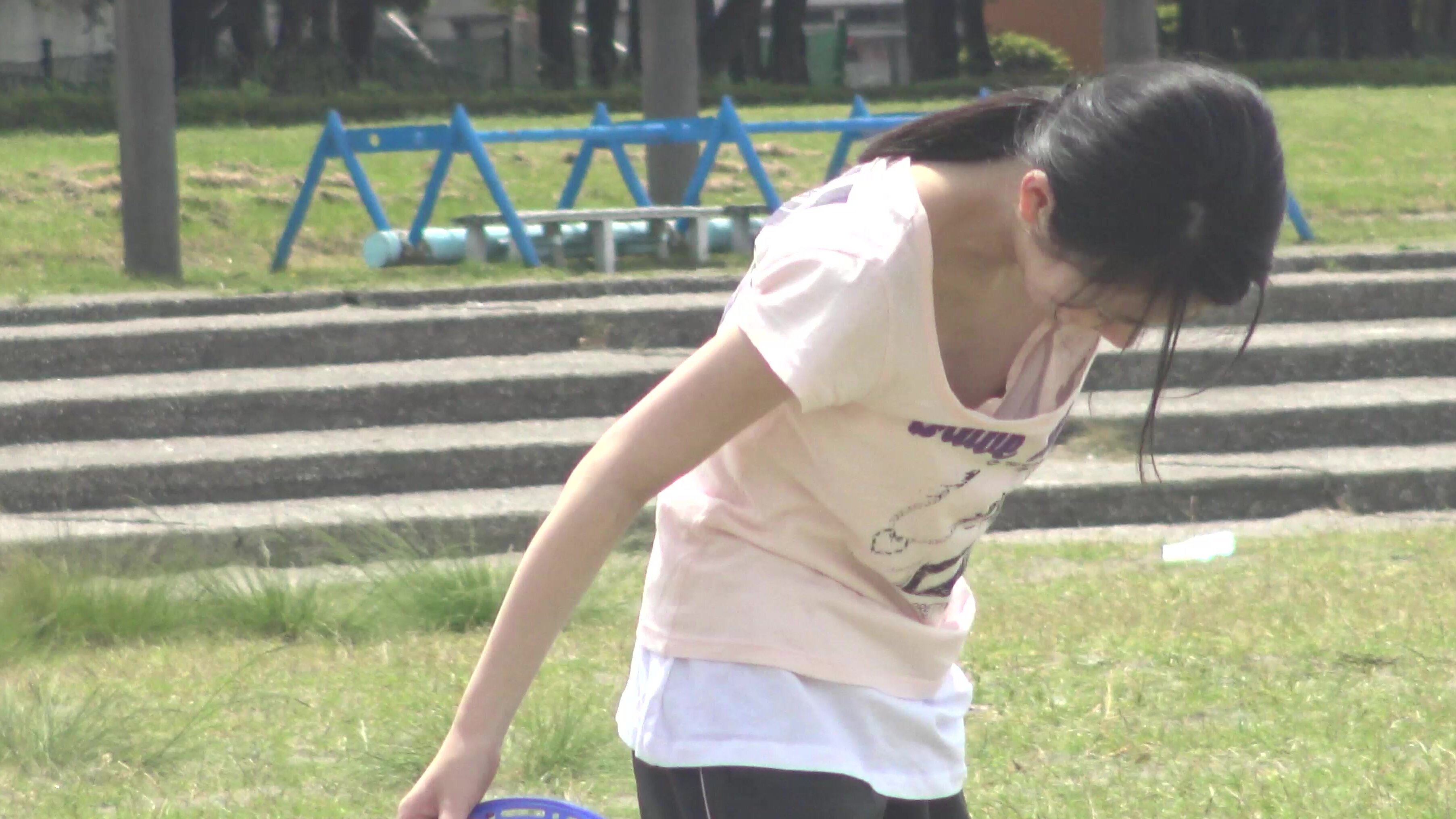 女孩弯腰露奶 