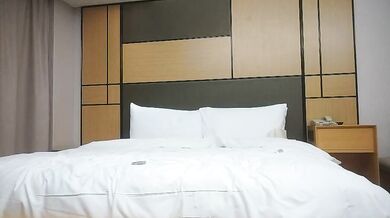 Bộ ngực đẹp và khuôn mặt trong sáng của người nổi tiếng, bị người đóng cọc đụ thô bạo