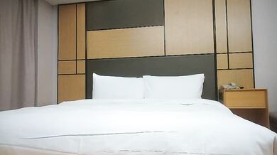 Bộ ngực đẹp và khuôn mặt trong sáng của người nổi tiếng, bị người đóng cọc đụ thô bạo