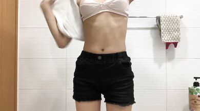 Nữ sinh trung học lột đồ và chụp selfie 19