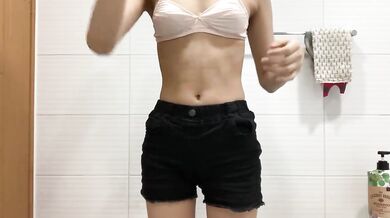 Nữ sinh trung học lột đồ và chụp selfie 19