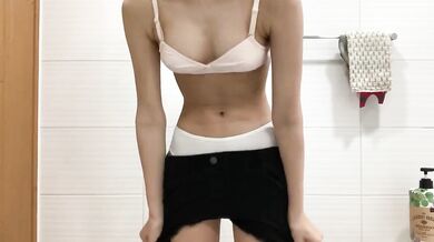 Nữ sinh trung học lột đồ và chụp selfie 19