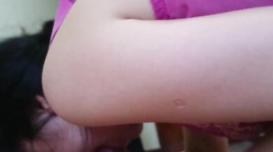 本土妹妹邊咬邊高潮