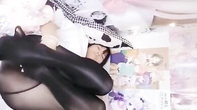 黒いシルクの制服を着た可愛い女の子が誘惑する