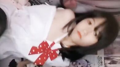 黒いシルクの制服を着た可愛い女の子が誘惑する