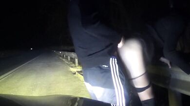 中国人カップルが路上でセックスしながら自撮り