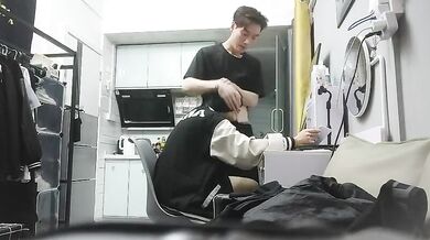 かわいい学生の女の子が先輩に家に連れて行かれてセックスした