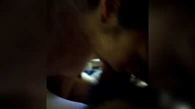 Cô gái Đài Loan được quan hệ tình dục bằng miệng bằng cách ấn đầu cô ấy