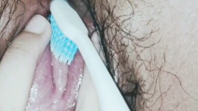 対照的な高校生美人の歯ブラシオナニー2