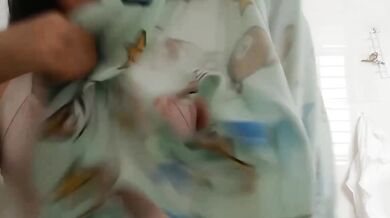 Em gái tôi ôm ngực và mặc nội y trước gương