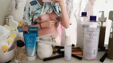 妹妹對鏡抓奶穿內衣