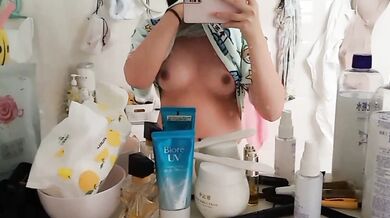 Em gái tôi ôm ngực và mặc nội y trước gương