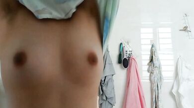 Em gái tôi ôm ngực và mặc nội y trước gương