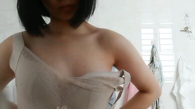 Em gái tôi ôm ngực và mặc nội y trước gương