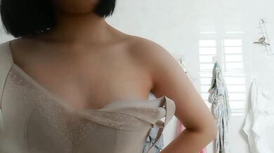 Em gái tôi ôm ngực và mặc nội y trước gương