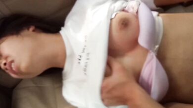 穿粉色内衣的少女在車内做愛，呻吟好聽2