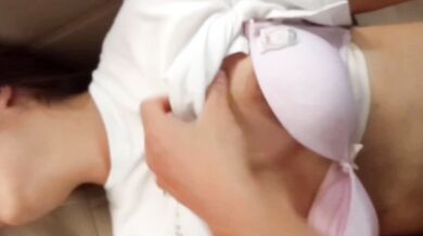 穿粉色内衣的少女在車内做愛，呻吟好聽2