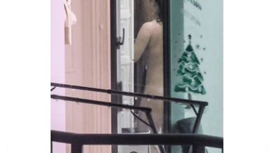 天氣太熱了！肥鄰居不穿衣會舒服些！