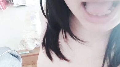 巨乳母狗抓奶摳穴淫水牽絲