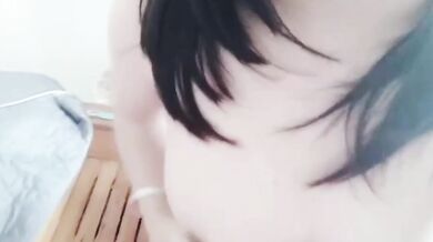 巨乳母狗抓奶摳穴淫水牽絲