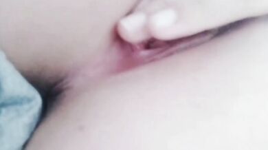 巨乳母狗抓奶摳穴淫水牽絲