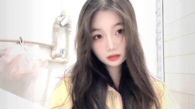 対照的な巨乳の2年生ビッチ