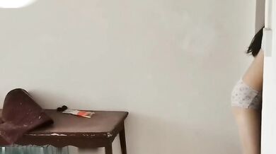 下着を着けていない少女がテイクアウトの食べ物を受け取り、配達員に触らせている