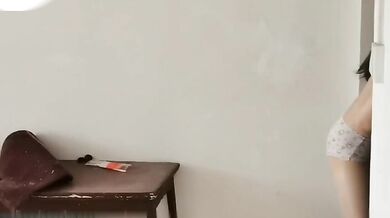 下着を着けていない少女がテイクアウトの食べ物を受け取り、配達員に触らせている