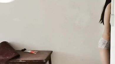 下着を着けていない少女がテイクアウトの食べ物を受け取り、配達員に触らせている