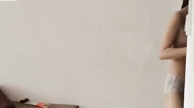 下着を着けていない少女がテイクアウトの食べ物を受け取り、配達員に触らせている