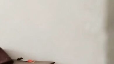 下着を着けていない少女がテイクアウトの食べ物を受け取り、配達員に触らせている