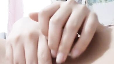 娃娃臉熟女自慰吃淫水