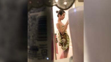 緊迫！清楚系女子大生がお風呂から姿をあらわす瞬間