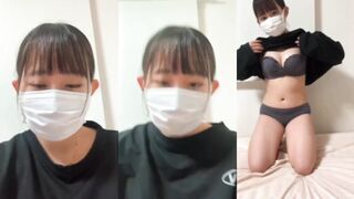 マスクをつけた可愛い女の子がオナニー