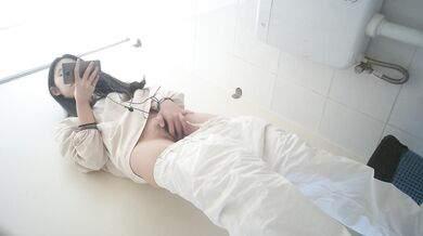 トイレでオナニーする美女を隠しカメラで撮影