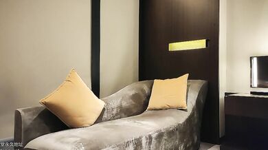 Xiaobao Xunhua, người dẫn chương trình nổi tiếng trên mạng, có thân hình mảnh khảnh và quỷ dị