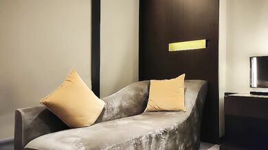 Xiaobao Xunhua, người dẫn chương trình nổi tiếng trên mạng, có thân hình mảnh khảnh và quỷ dị