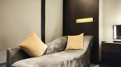 Xiaobao Xunhua, người dẫn chương trình nổi tiếng trên mạng, có thân hình mảnh khảnh và quỷ dị