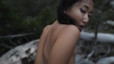 外国人カップルが騎乗位セックスで中出し